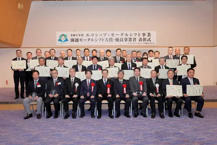 人, 屋内, フロント, グループ が含まれている画像AI 生成コンテンツは誤りを含む可能性があります。